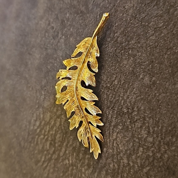 VTG Goldtone Feathery Leaf Brooch - Picture 2 of 6